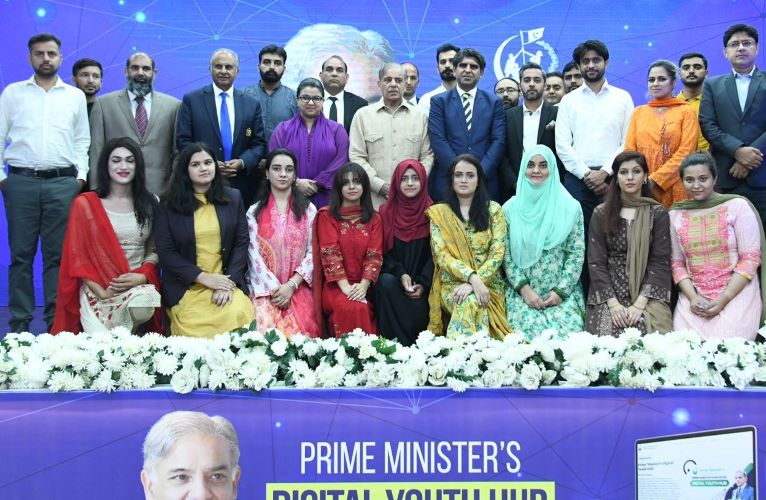 A Group photo with the  Prime Minister's Youth Program team at the Launching ceremony of  Prime Minister's 'Digital Youth Hub portal' .